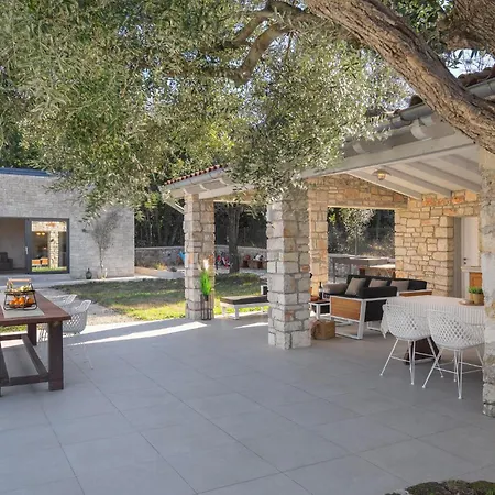 בית נופש 2 Bedroom Lovely In רוביני